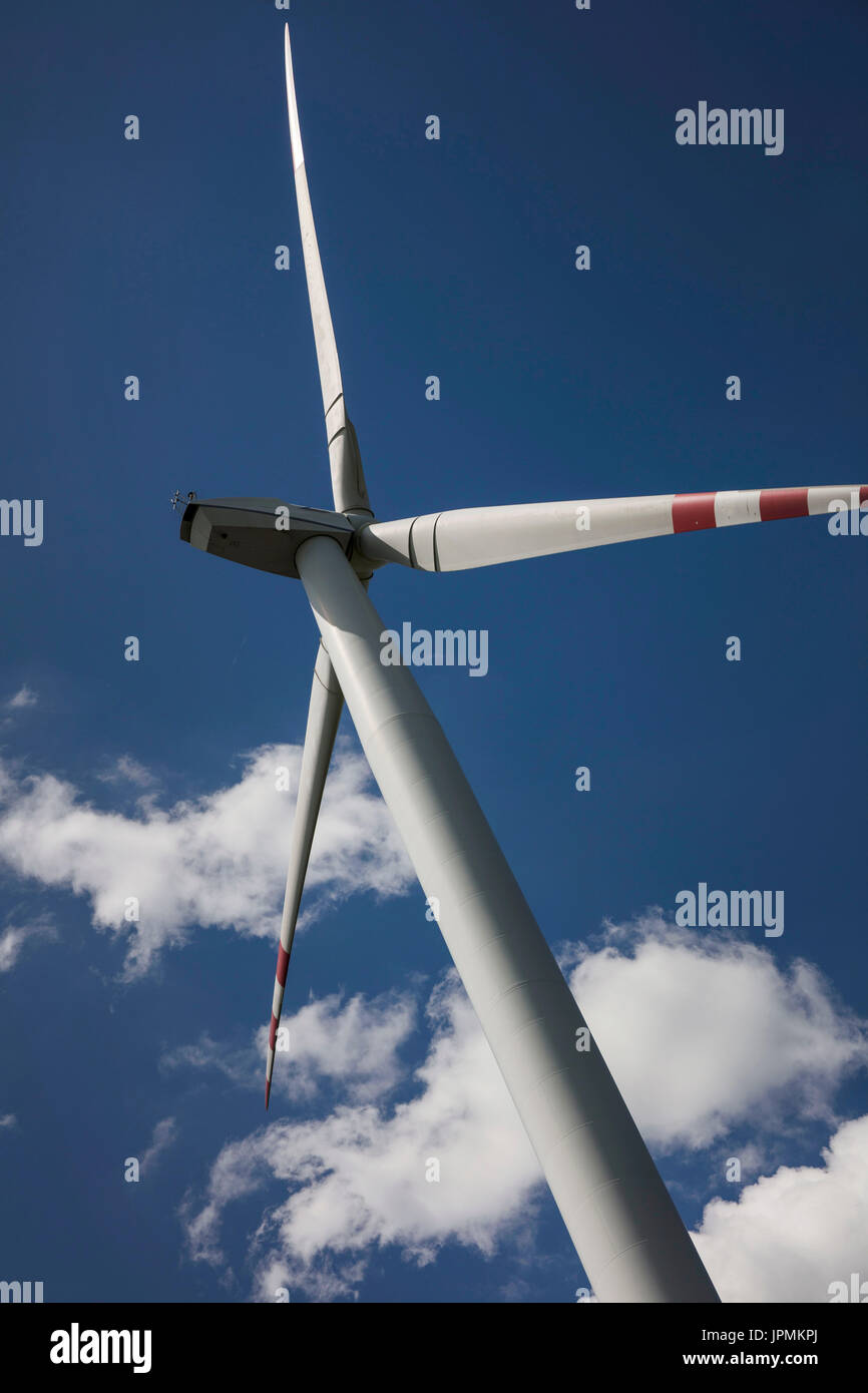 Nuove fonti di energia, turbine eoliche, fonti di energia rinnovabili. Foto Stock