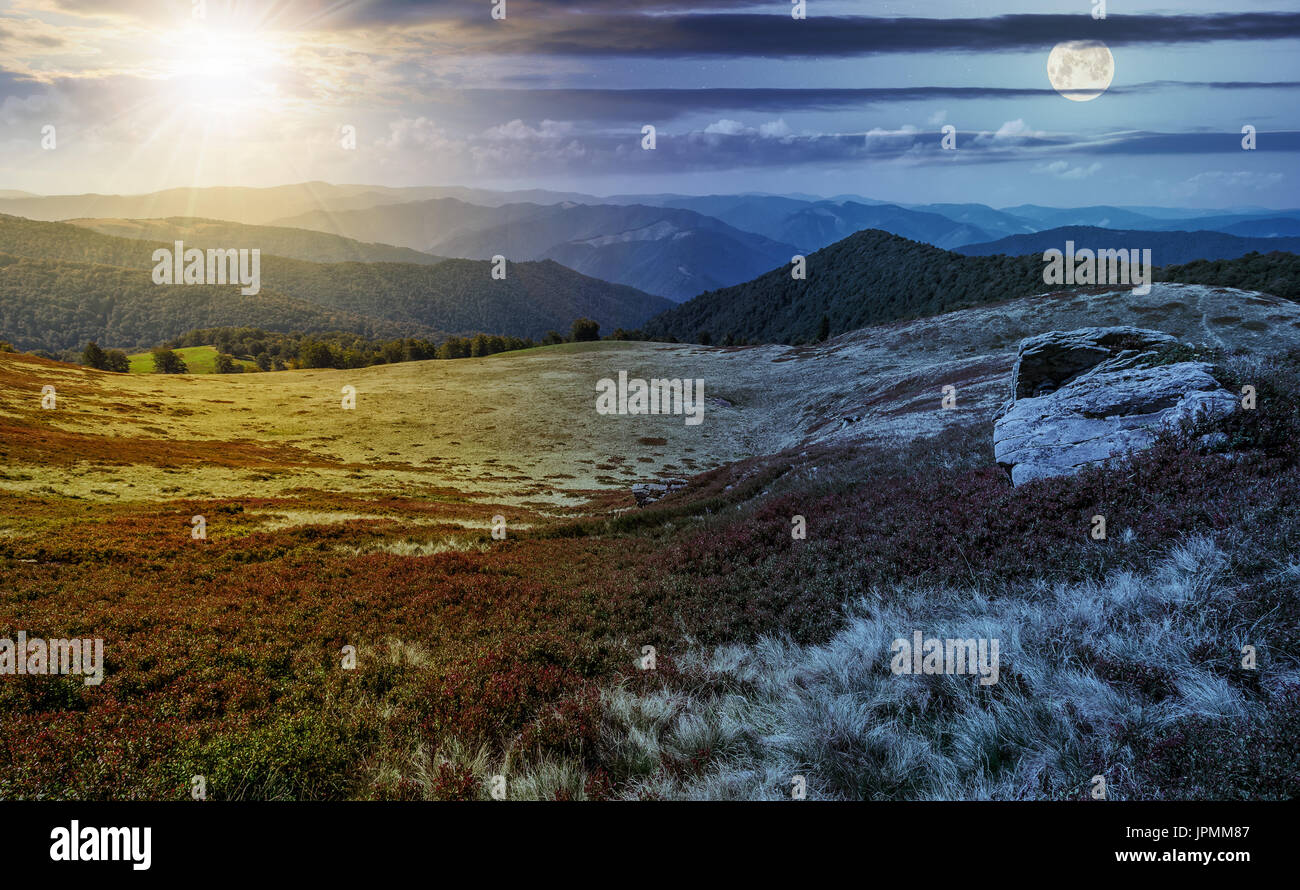 Il giorno e la notte e cambiare Concetto di immagine. enormi pietre tra l'erba sulla sommità della collina prato vicino al bordo di una montagna. vivid Paesaggio estivo Foto Stock
