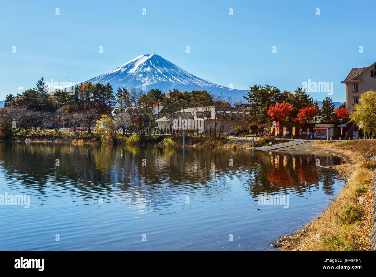 Mt. Fuji presso il lago Kawaguchiko in Yamanachi, Giappone Foto Stock