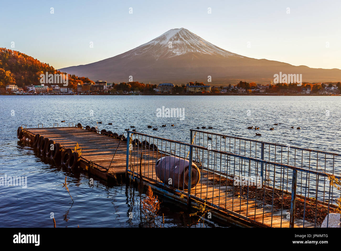 Mt. Fuji presso il lago Kawaguchiko in Yamanachi, Giappone Foto Stock