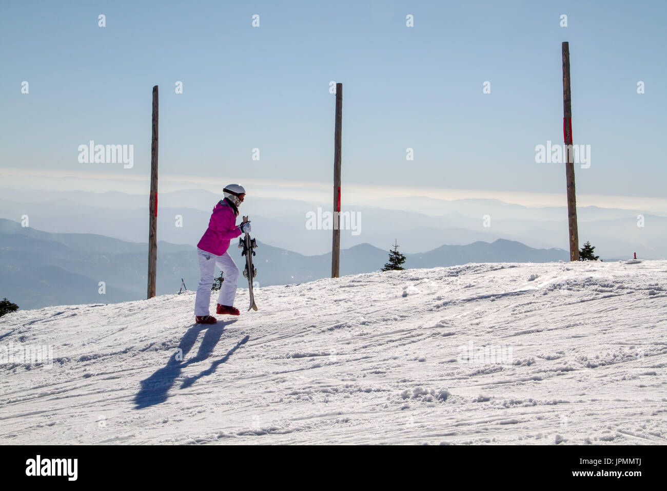 Sciatore femmina in cima alla montagna Foto Stock