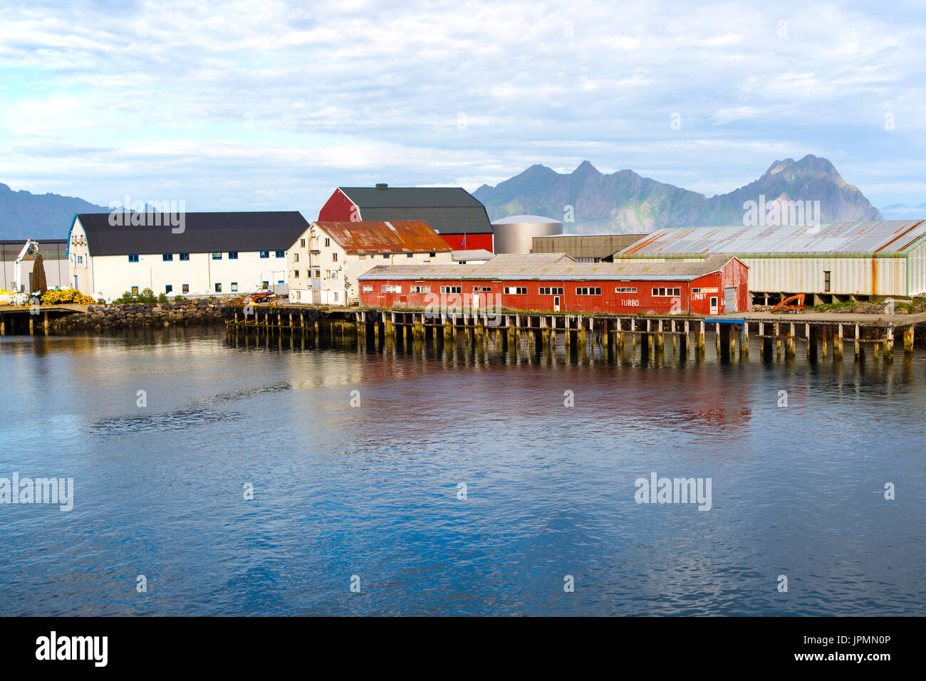 La lavorazione del pesce di edifici a Svolvaer, Isole Lofoten, Nordland, Norvegia Foto Stock
