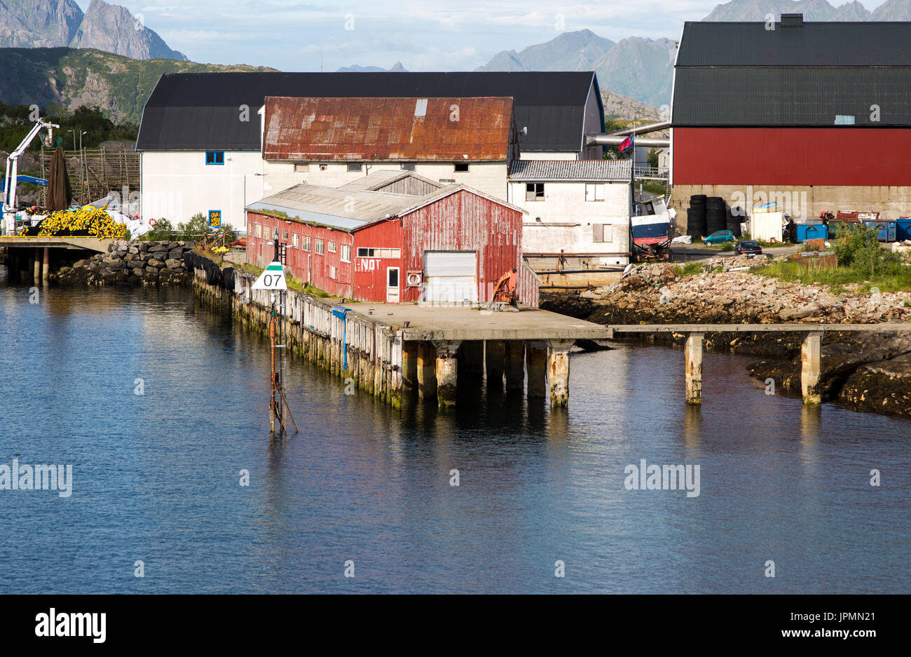 Per la trasformazione del pesce di ferro ondulato edificio, Svolvaer, Isole Lofoten, Nordland, Norvegia Foto Stock