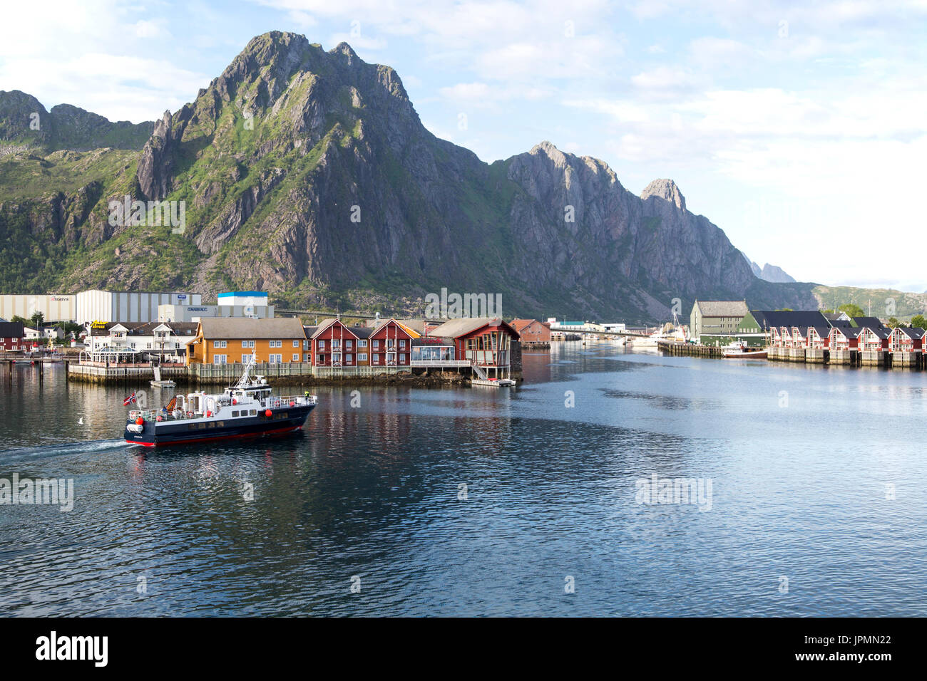 Imbarcazione turistica in porto a Svolvaer, Isole Lofoten, Nordland, Norvegia Foto Stock