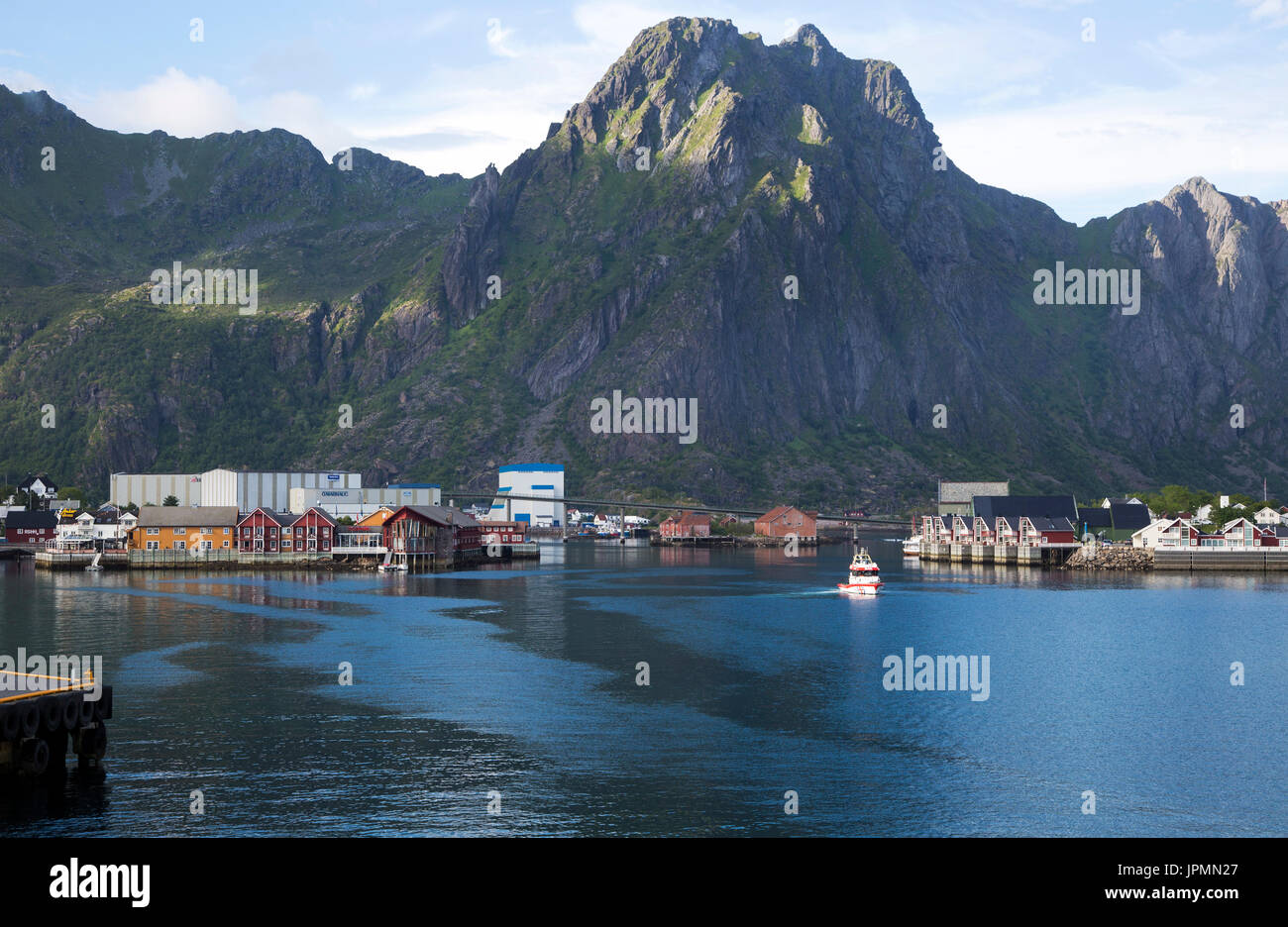Montagna di grandi dimensioni oltre il porto di Svolvaer, Isole Lofoten, Nordland, Norvegia Foto Stock