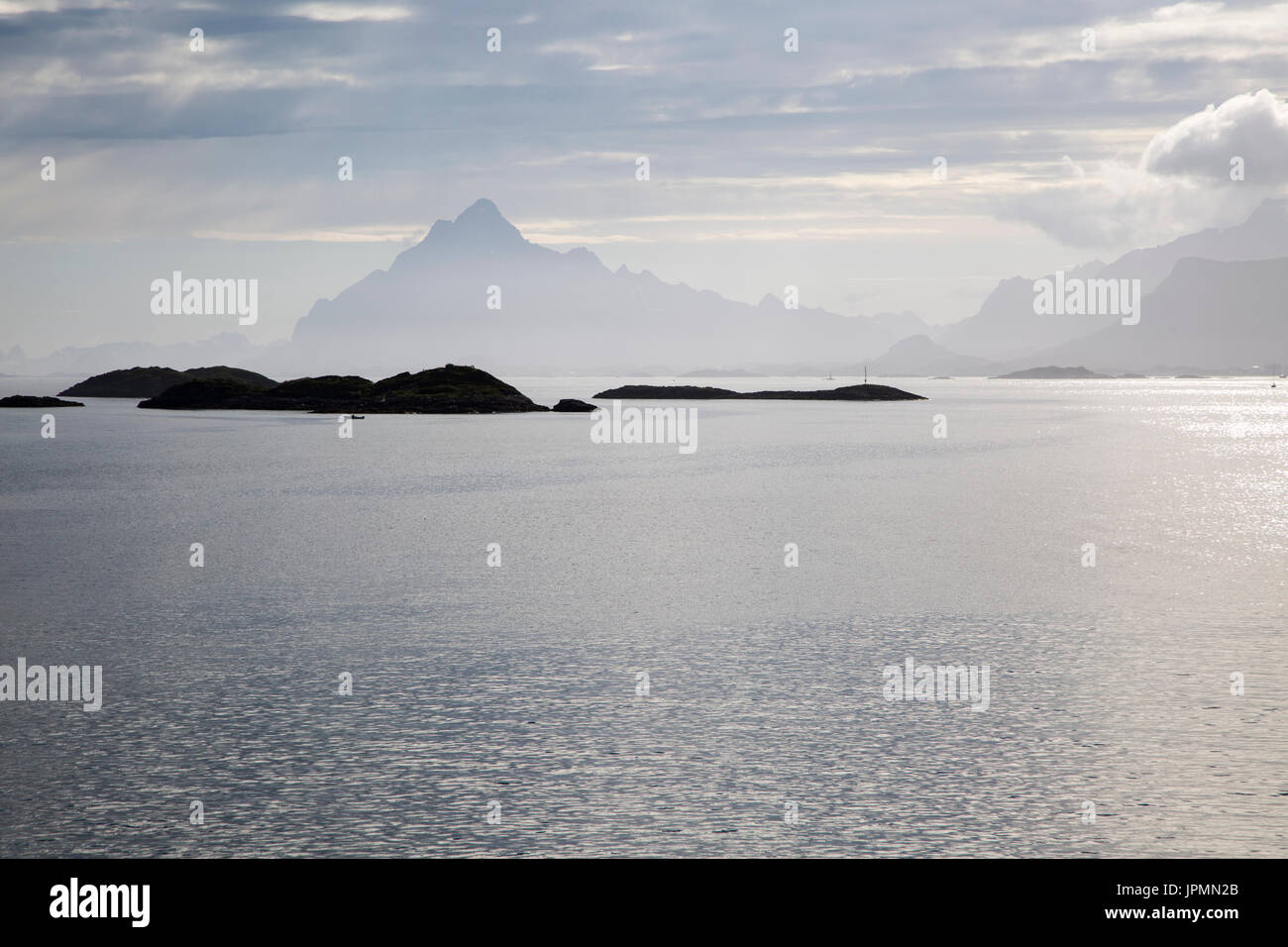Piccole isole skerry vicino Stormolla isola, isole Lofoten, Nordland, Norvegia Foto Stock