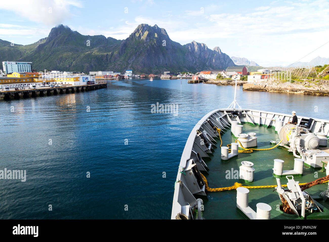 Hurtigruten nave traghetto in arrivo al porto di Svolvaer, Isole Lofoten, Nordland, Norvegia Foto Stock