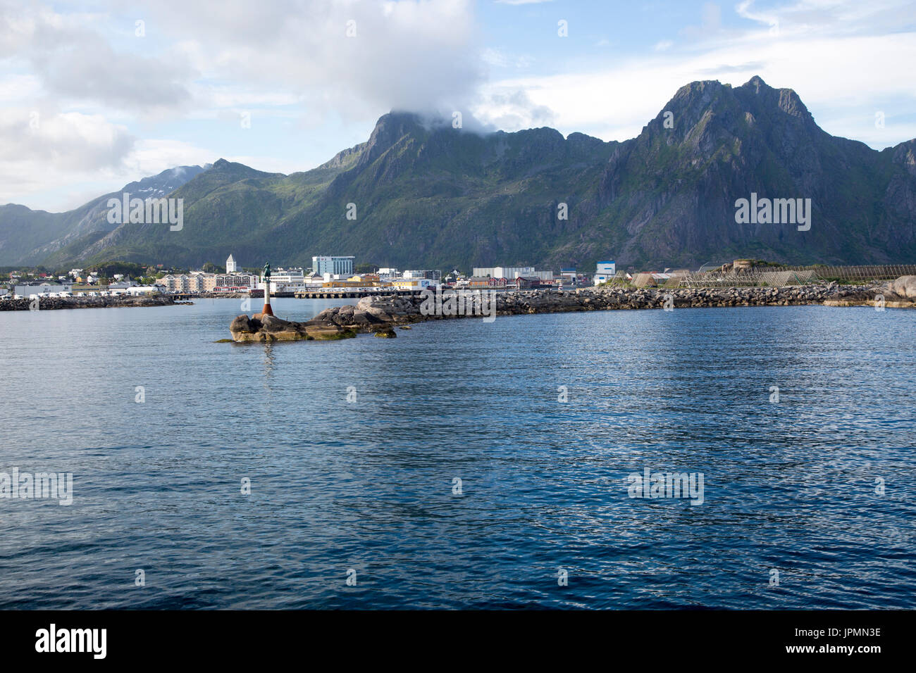 Fisherman's moglie statua all ingresso del porto, Svolvaer, Isole Lofoten, Nordland, Norvegia Foto Stock