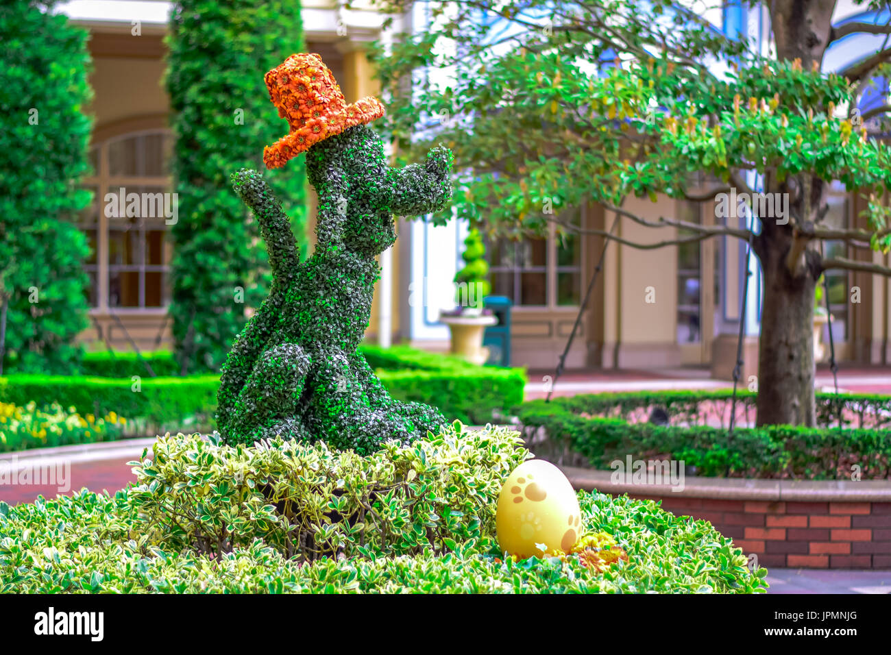 Topiaria da albero Plutone forma accoglie gli ospiti presso il Tokyo Disneyland Hotel, il più lussuoso hotel in stile vittoriano in Tokyo Disney Resort, Urayasu, Chiba, Giappone Foto Stock