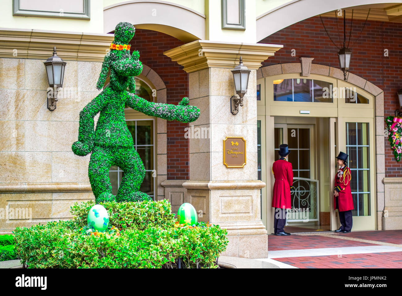 Topiaria da albero Pippo forma accoglie gli ospiti presso il Tokyo Disneyland Hotel, il più lussuoso hotel in stile vittoriano in Tokyo Disney Resort, Urayasu, Chiba, Giappone Foto Stock