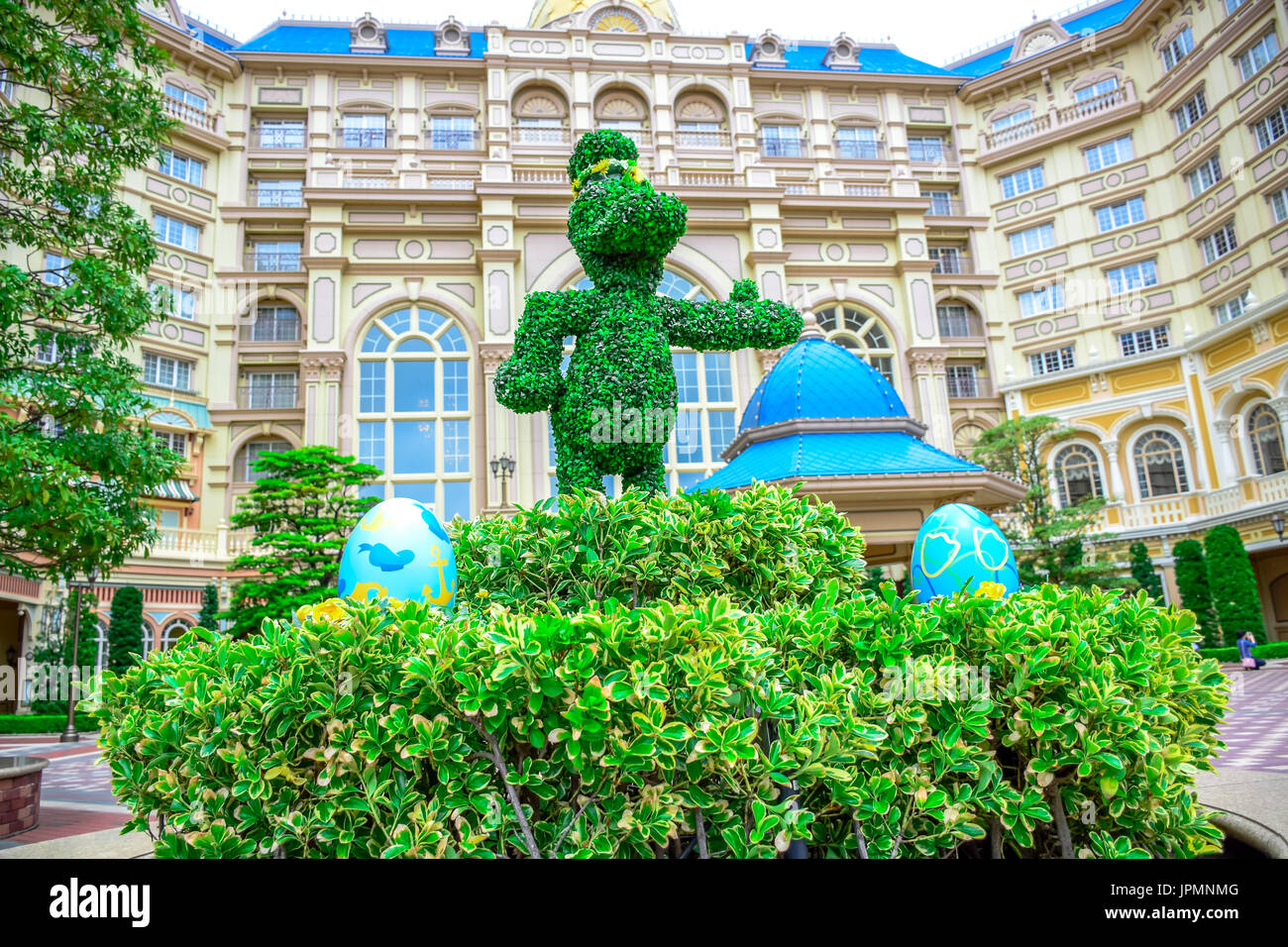 Topiaria da albero di Donald Duck forma accoglie gli ospiti presso il Tokyo Disneyland Hotel, il più lussuoso hotel in stile vittoriano in Tokyo Disney Resort, Chiba, Giappone Foto Stock