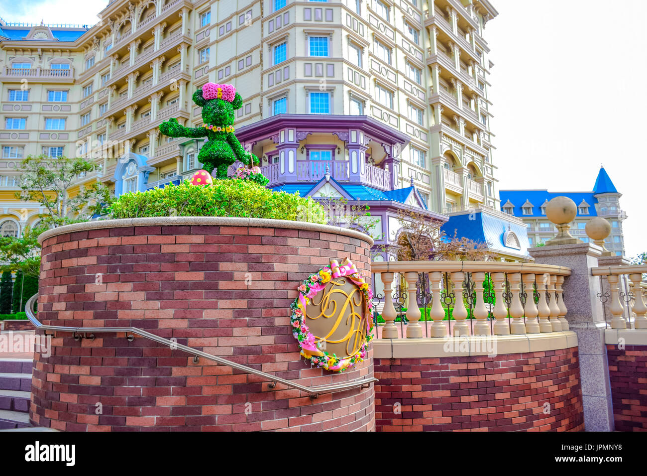Topiaria da albero Minnie Mouse forma accoglie gli ospiti presso il Tokyo Disneyland Hotel, il più lussuoso hotel in stile vittoriano in Tokyo Disney Resort, Chiba, Giappone Foto Stock
