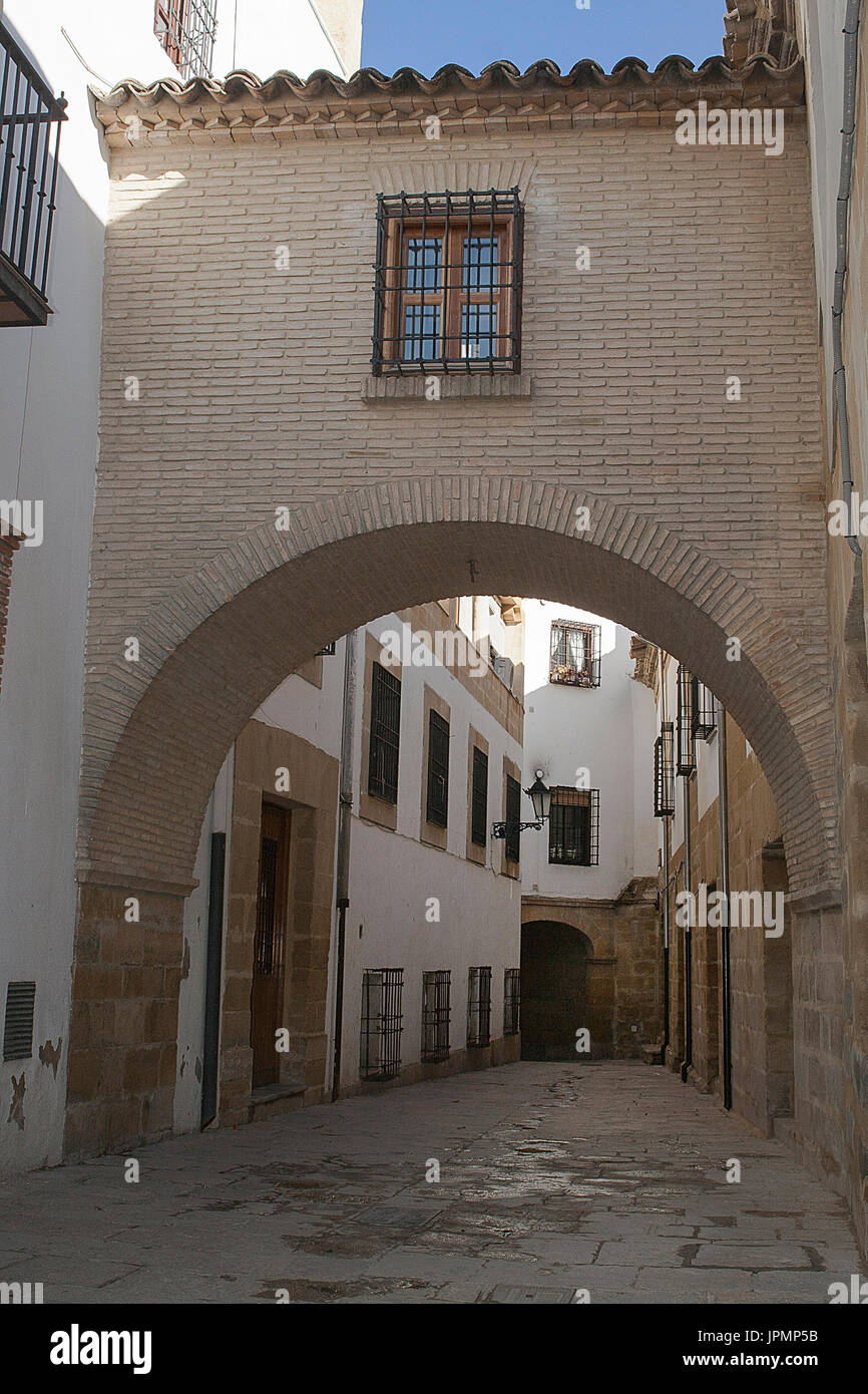Strada tipica della città patrimonio mondiale a Baeza, Street Barbacana accanto alla torre dell'orologio, è caratterizzato dalla unione di due case, Baeza, S Foto Stock