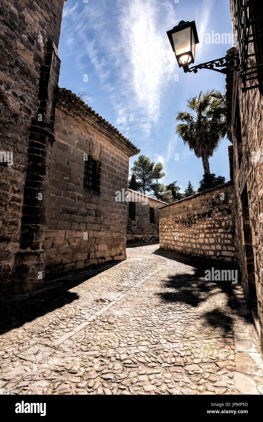 Tipica stradina del XVII secolo la Spagna imperiale, dove è stato girato il film di Alatriste dello spagnolo Agustín Díaz Yanes a Baeza, Spagna Foto Stock