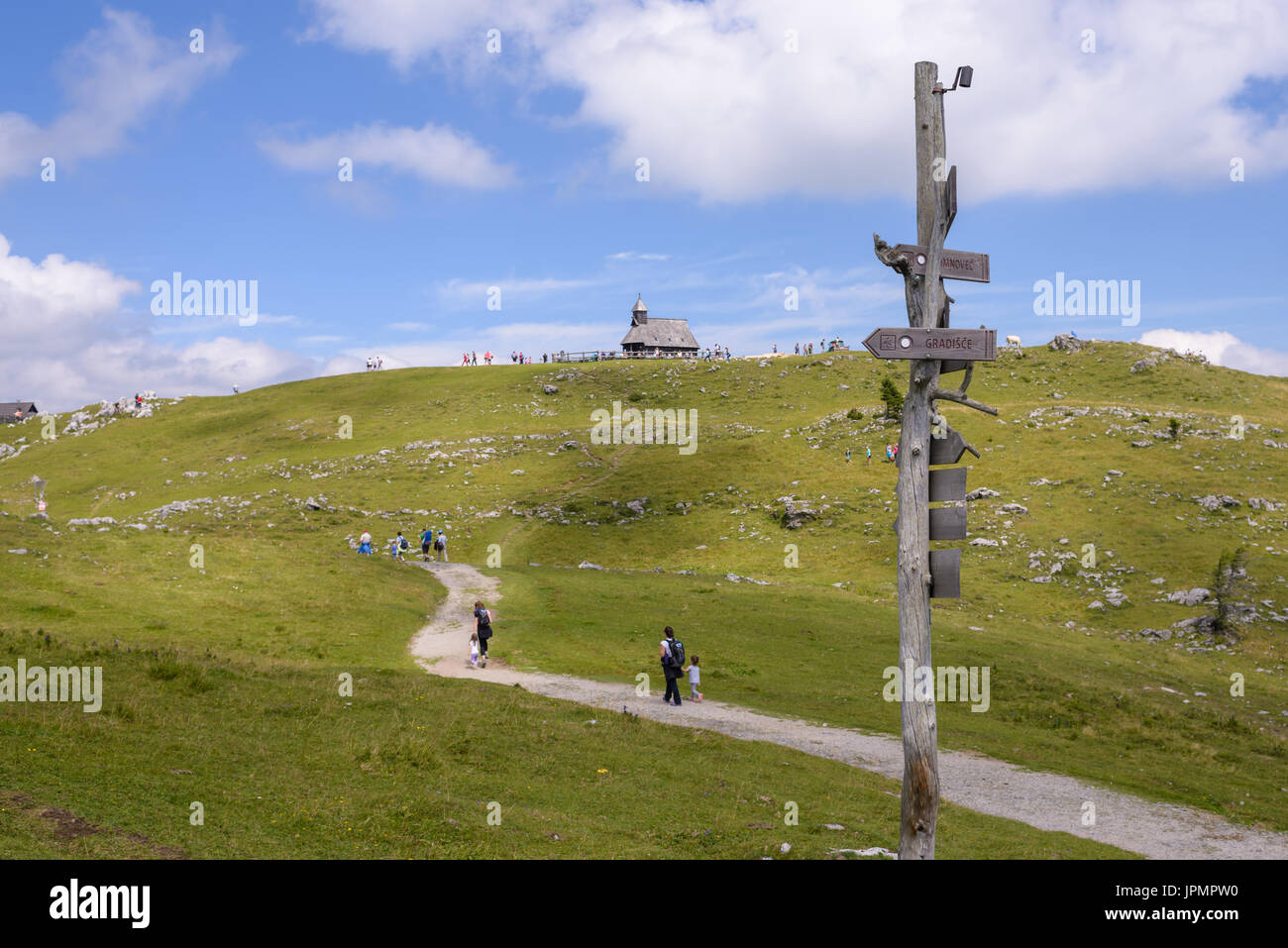 Velika planina altopiano, Slovenia, villaggio di montagna nelle Alpi, case in legno in stile tradizionale, popolare meta di escursioni Foto Stock