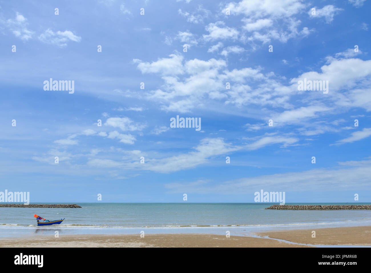 Bellissimo cielo con la spiaggia e il mare tropicale in Thailandia. Foto Stock