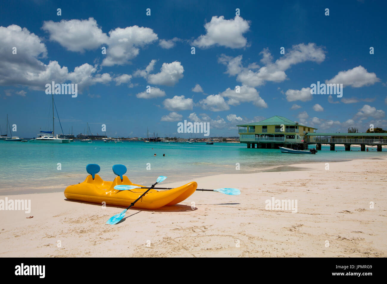 Spiaggia di ciottoli. Pebbles beach è una spiaggia pubblica su Carlisle Bay nella parrocchia di St Michaels, Barbados. Sulla costa ovest, guardando attraverso il pro capite Foto Stock