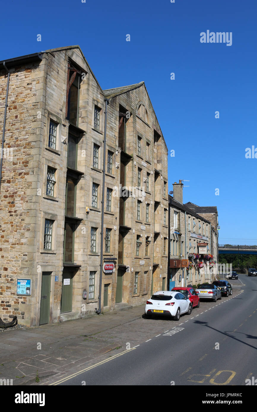 Vista lungo St George's Quay in Lancaster passato convertito di vecchi magazzini sulla banchina del fiume Lune. Foto Stock