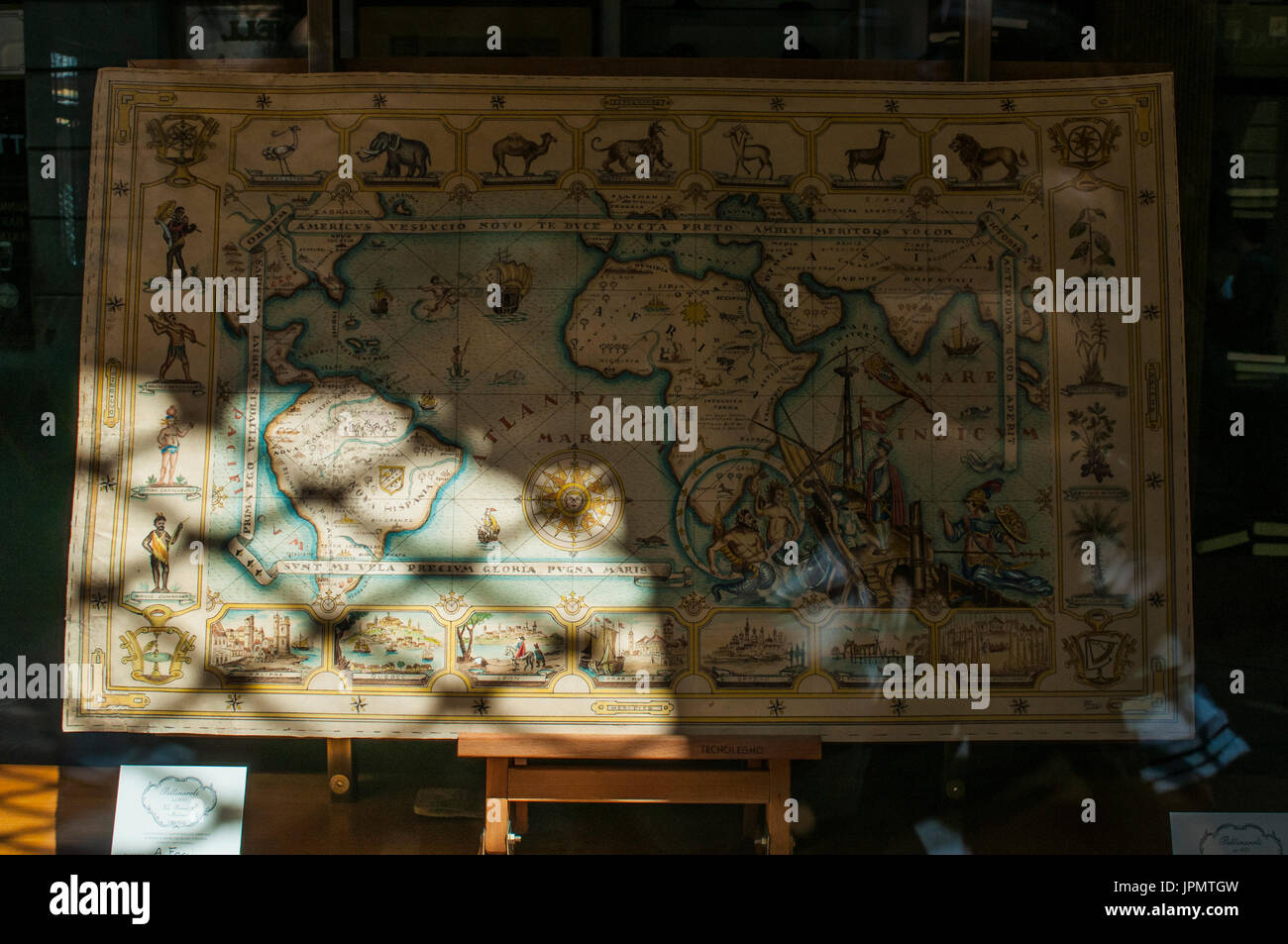 Milano, Italia: Una vecchia mappa nella vetrina di un negozio di antiquariato nel quartiere di Brera, un quartiere di artisti e un luogo di atmosfera bohemien Foto Stock