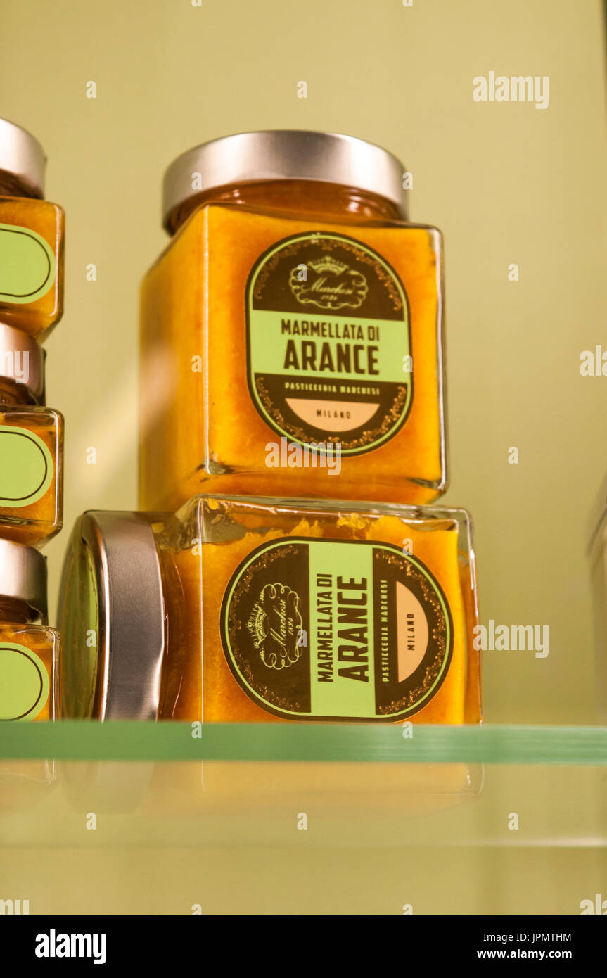 Milano Galleria Vittorio Emanuele II: lattine di orange marmellata alla Pasticceria Marchesi, la storica Pasticceria dal 1824, aperta all'interno della boutique di Prada Foto Stock