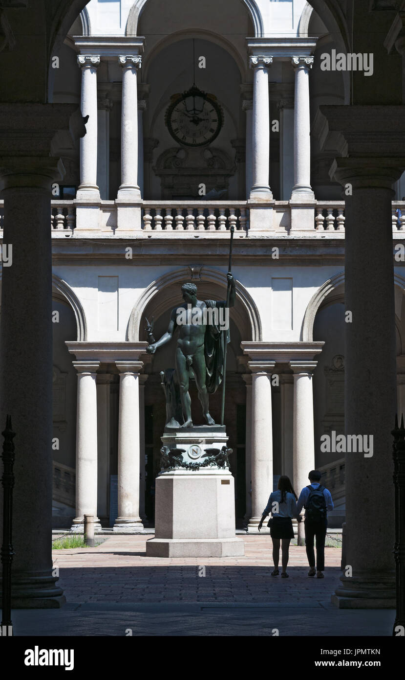 Milano, Italia: la statua di Napoleone come Marte pacificatore di Antonio Canova nel cortile principale del Palazzo di Brera, sede della Pinacoteca di Brera Foto Stock