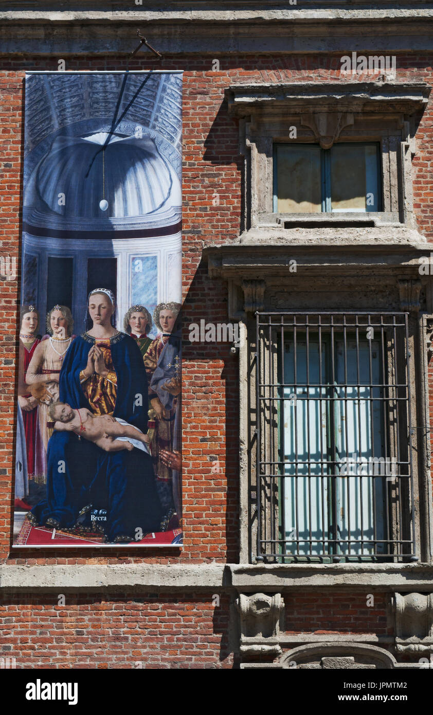 Milano, Italia: poster della Madonna di Brera, dipinto di Piero della Francesca, sull'esterno del Palazzo di Brera, il palazzo sede della Pinacoteca di Brera Foto Stock