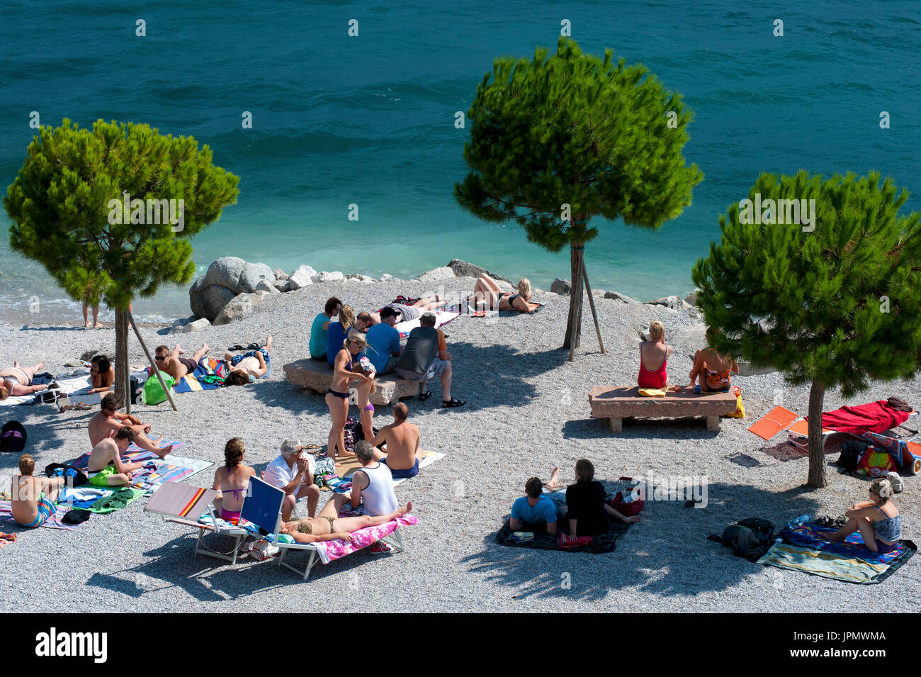 I vacanzieri e lucertole da mare rilassante accanto al Lago di Garda Limone sul Garda, Italia Foto Stock