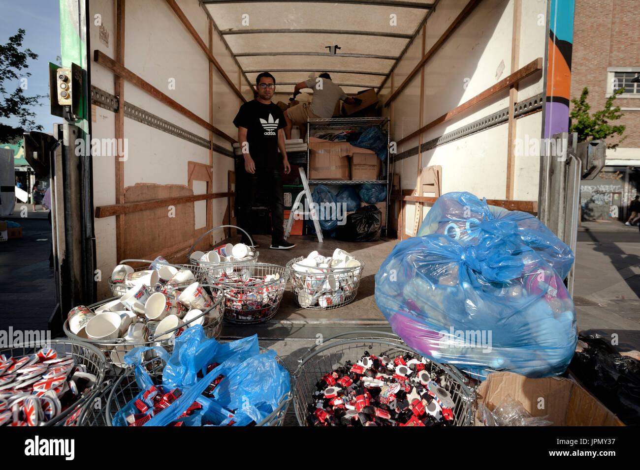 Il mercato di Camden operatori caricare i loro stock in un furgone Foto Stock