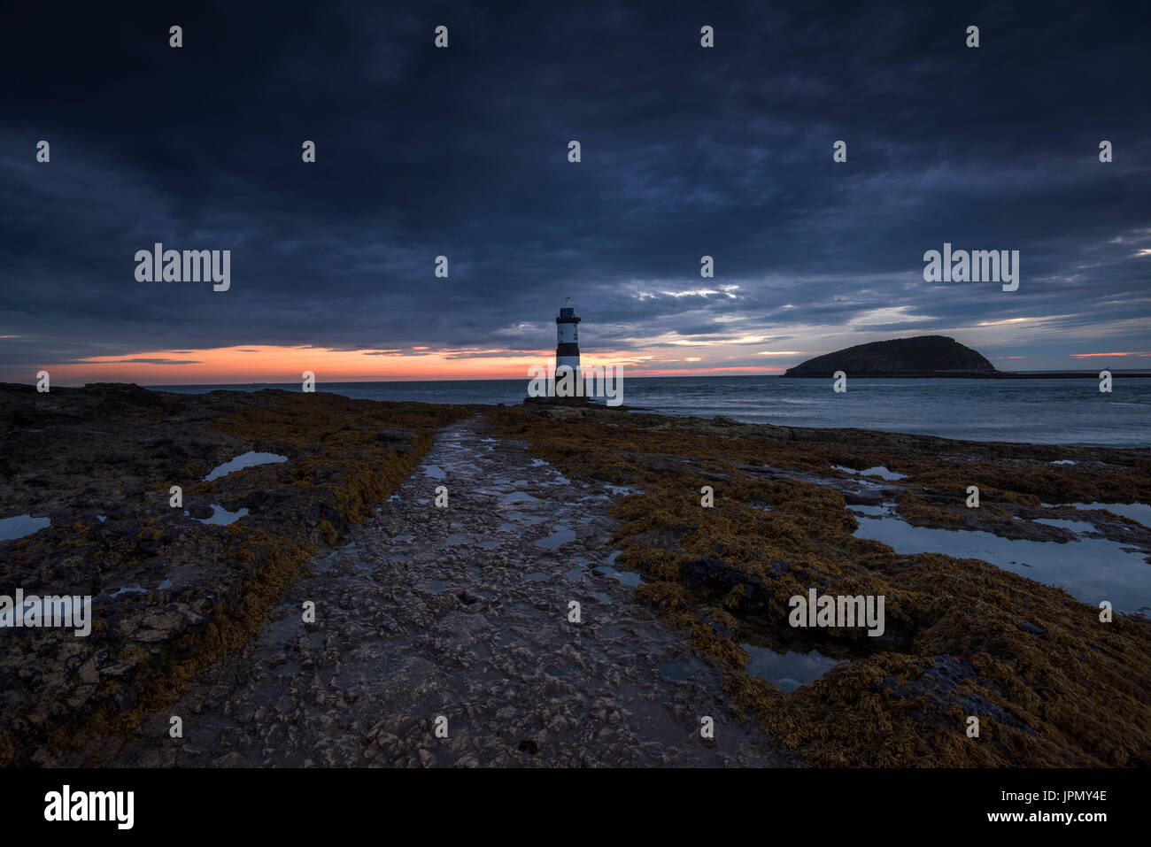 Sunrise a Penmon faro, punto Penmon Anglesey Wales UK Foto Stock