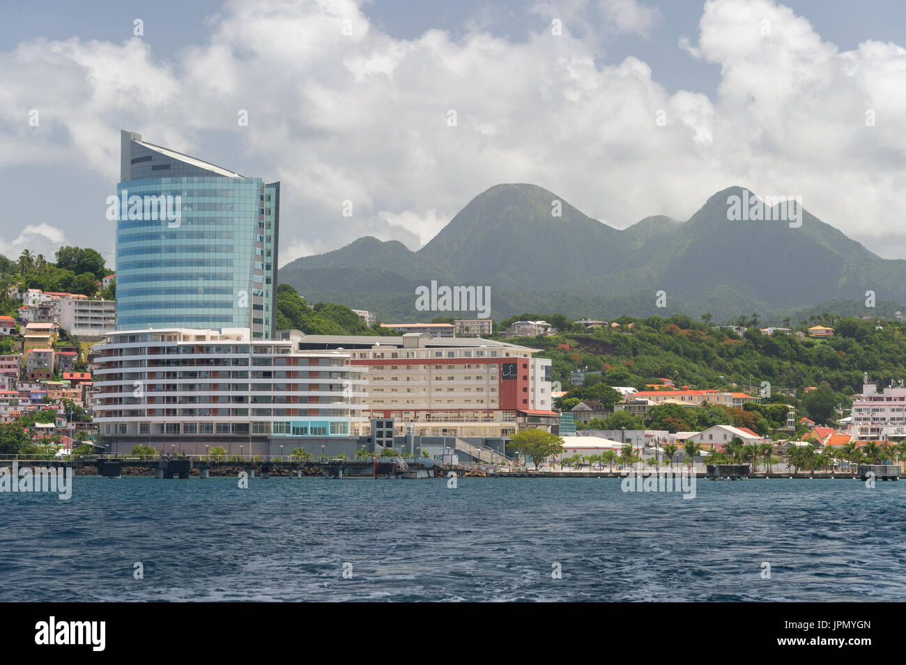Centro Business a Fort-de-France, Martinica, West Indies, con Mont Pelée vulcano in background Foto Stock