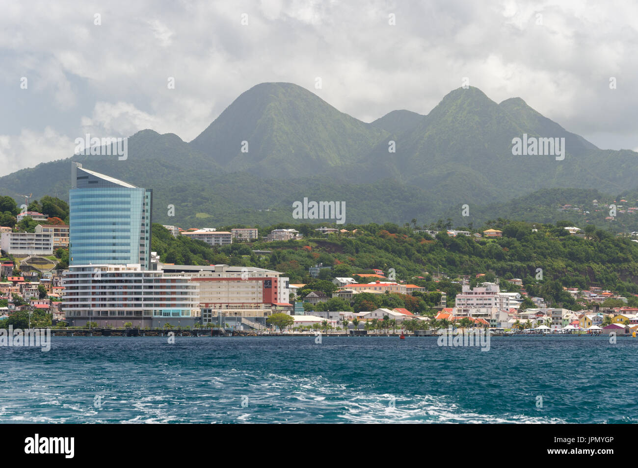 Centro Business a Fort-de-France, Martinica, West Indies, con Mont Pelée vulcano in background Foto Stock