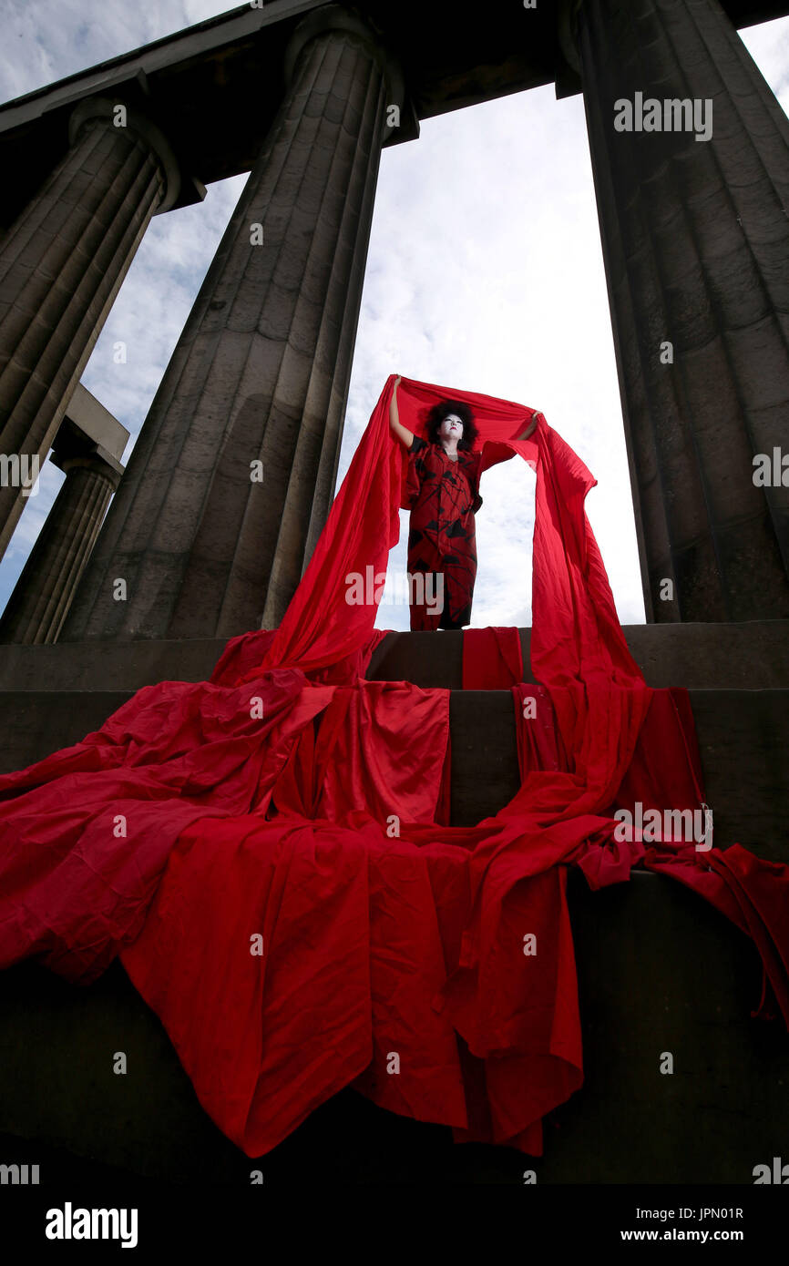 Artista giapponese Nao Nagai, uno dei membri del cast di Dr Carnesky incredibile donna di spurgo, durante un photocall presso il Monumento Nazionale di Scozia a Edimburgo di Calton Hill davanti a loro 2017 Festival Fringe mostrano. Foto Stock
