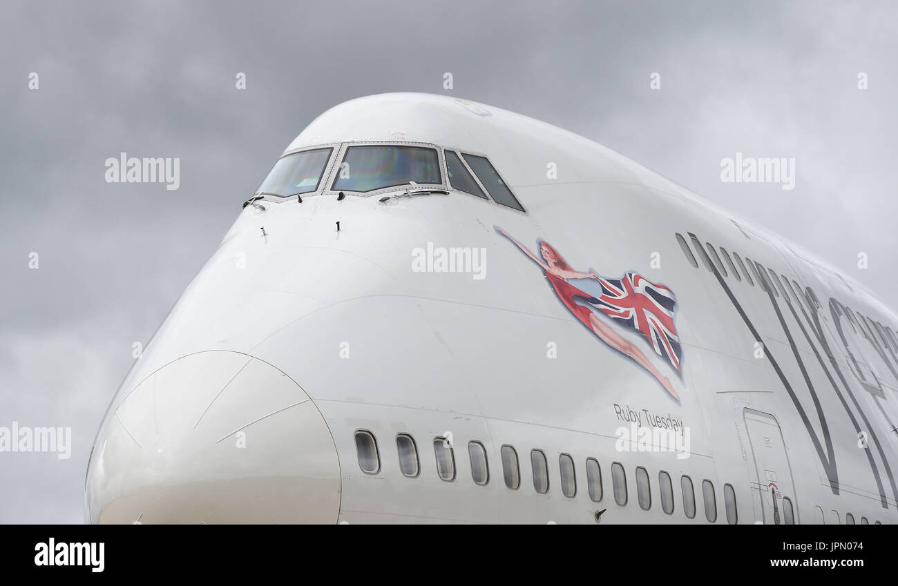 Il Regno Unito prima donna primo Boeing 747 capitano Yvonne Kershaw, chi è al ritiro, atterra all'Aeroporto di Gatwick dopo un volo da Cancun, Messico. Foto Stock