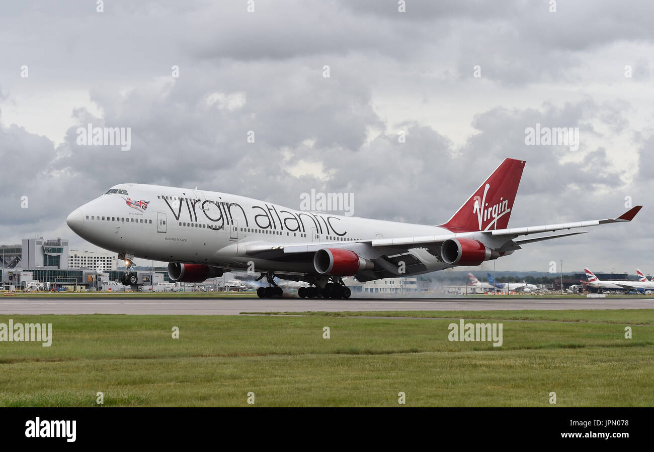 Il Regno Unito prima donna primo Boeing 747 capitano Yvonne Kershaw, chi è al ritiro, atterra all'Aeroporto di Gatwick dopo un volo da Cancun, Messico. Foto Stock