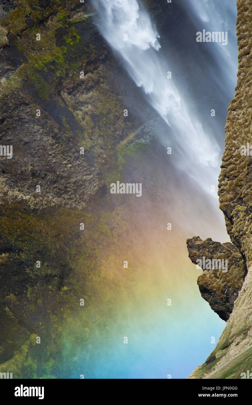 Close up di Rainbow in cascata Skogafoss in Islanda Foto Stock