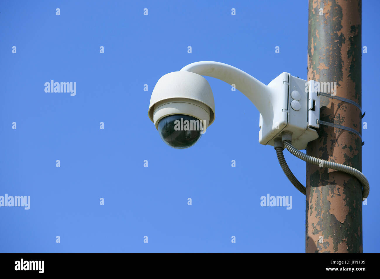 Telecamera di sicurezza in una strada Foto Stock