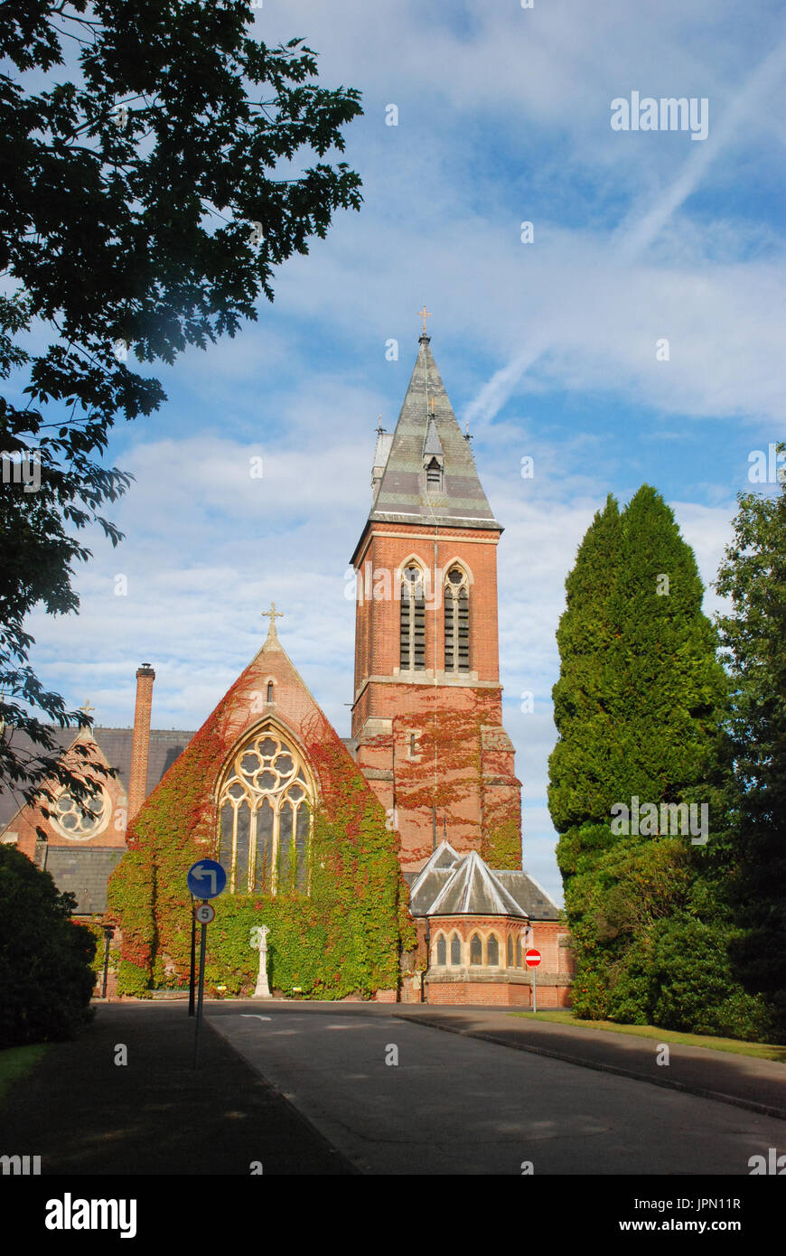 Royal Garrison Chiesa di tutti i santi a Aldershot, Hampshire, Regno Unito, nel prossimo autunno con il blu del cielo Foto Stock