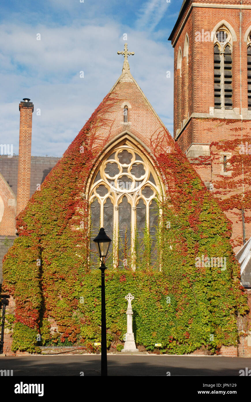 Royal Garrison Chiesa di tutti i santi a Aldershot, Hampshire, Regno Unito, nel prossimo autunno con il blu del cielo Foto Stock