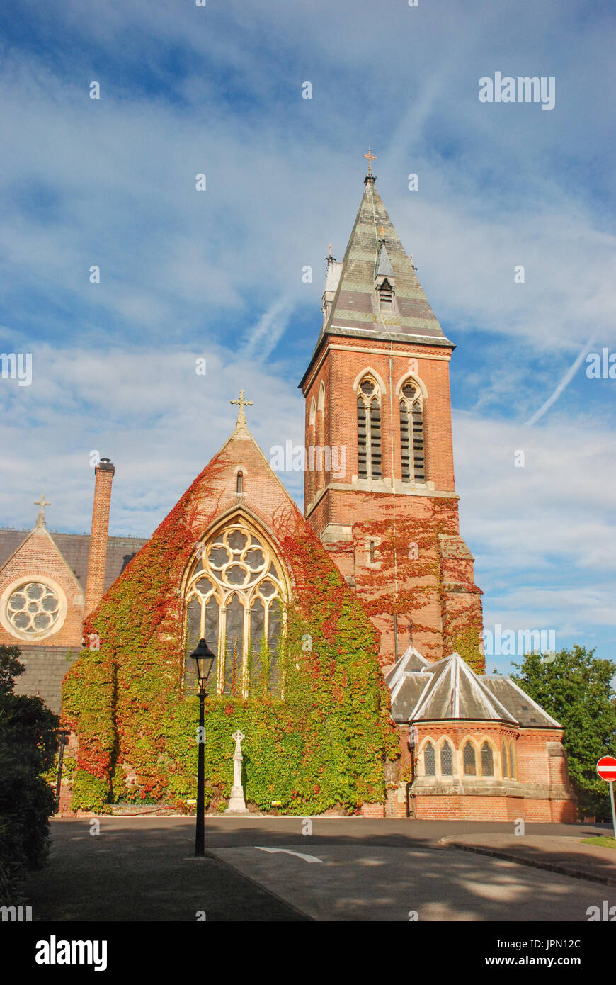 Royal Garrison Chiesa di tutti i santi a Aldershot, Hampshire, Regno Unito, nel prossimo autunno con il blu del cielo Foto Stock