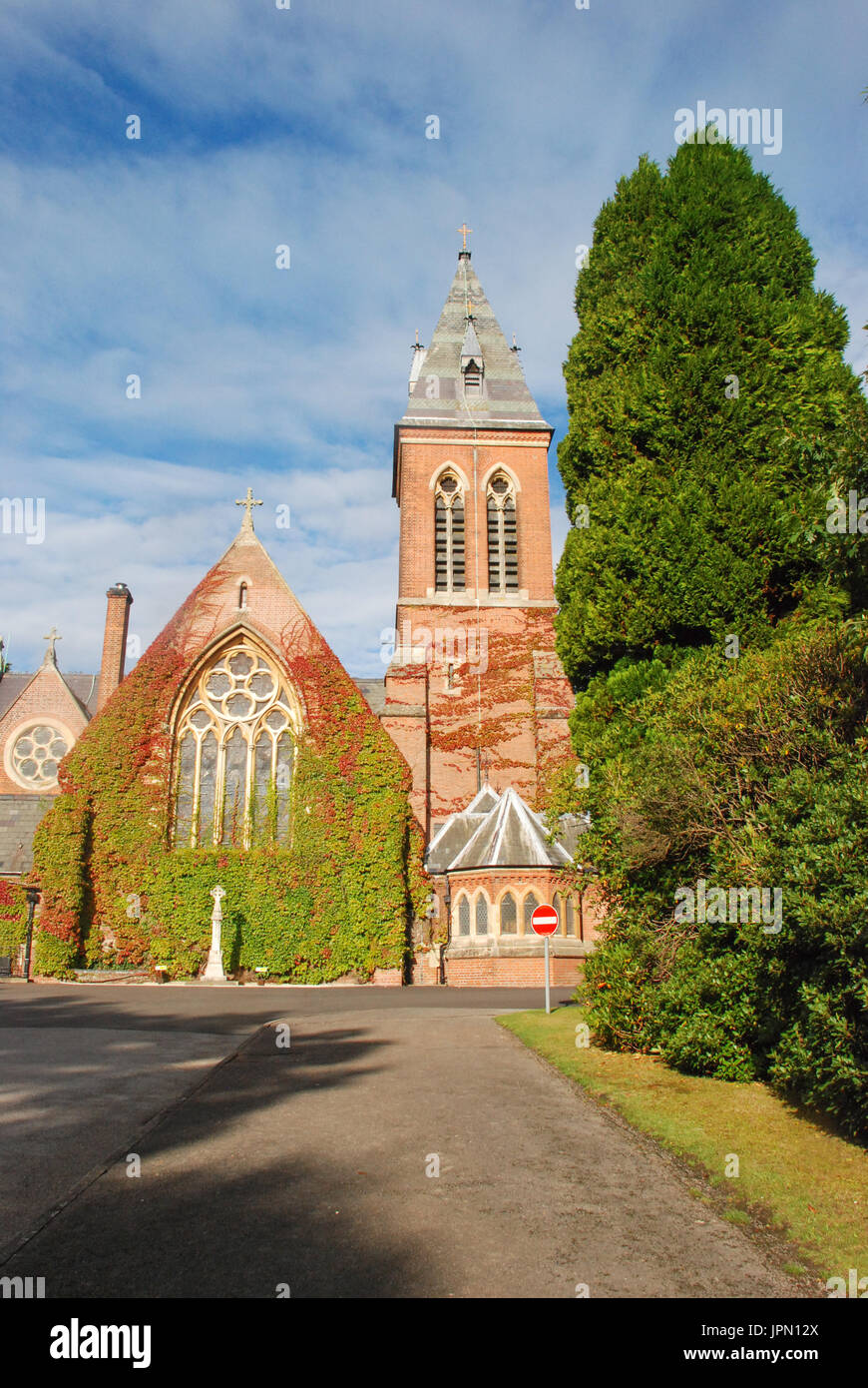 Royal Garrison Chiesa di tutti i santi a Aldershot, Hampshire, Regno Unito, nel prossimo autunno con il blu del cielo Foto Stock