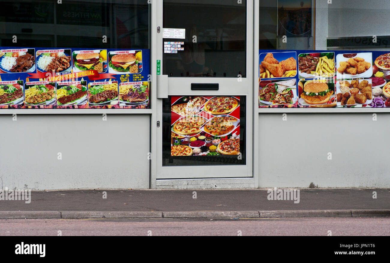 Takeaway ristoranti fast food anteriore inserzioni su finestra di menu Foto Stock