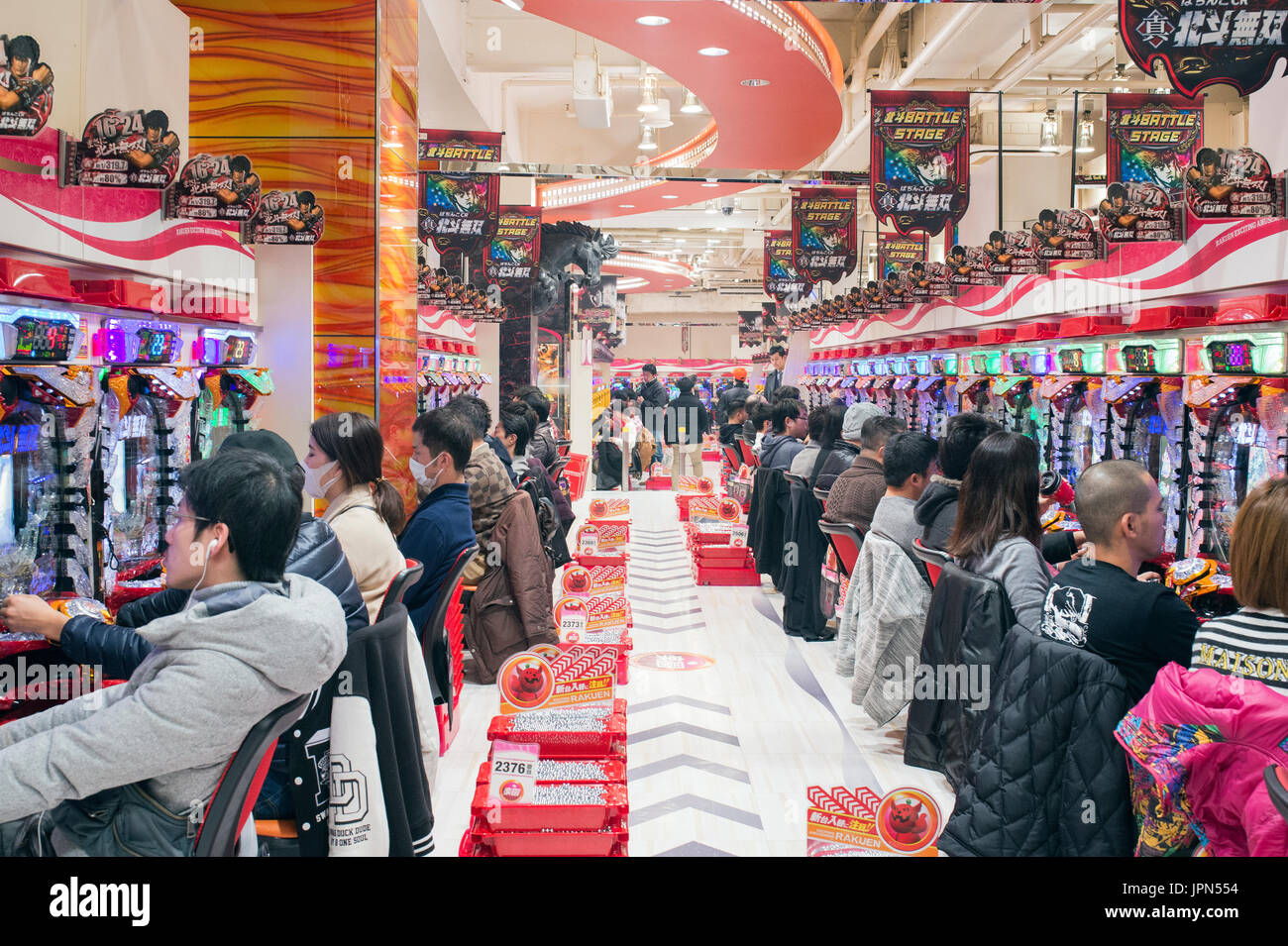 TOKYO, Giappone - 8 gennaio 2017 - Pachinko Parlor in Akihabara. Si tratta di un tipo di meccanica di gioco arcade originari del Giappone ampiamente usato come un ricreative Foto Stock