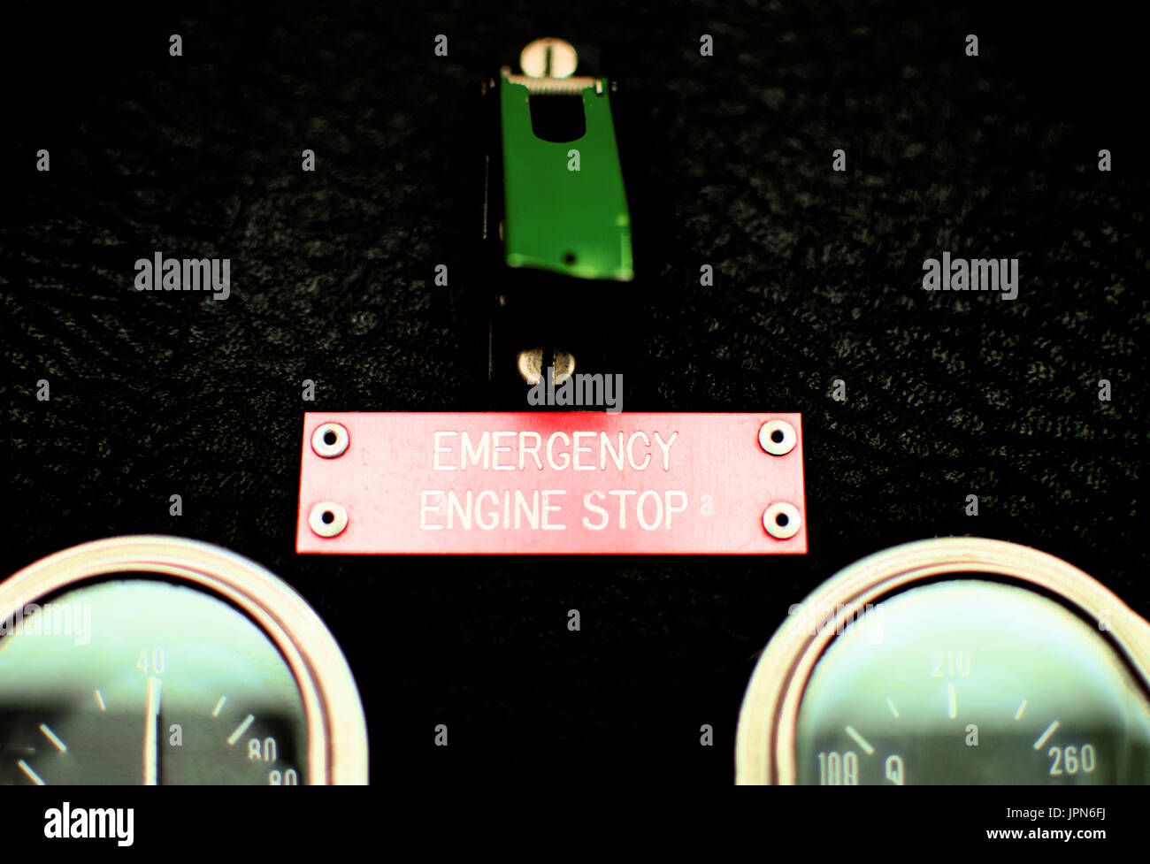 Un vecchio arresto di emergenza del motore interruttore con un coperchio verde e manometri. Foto Stock