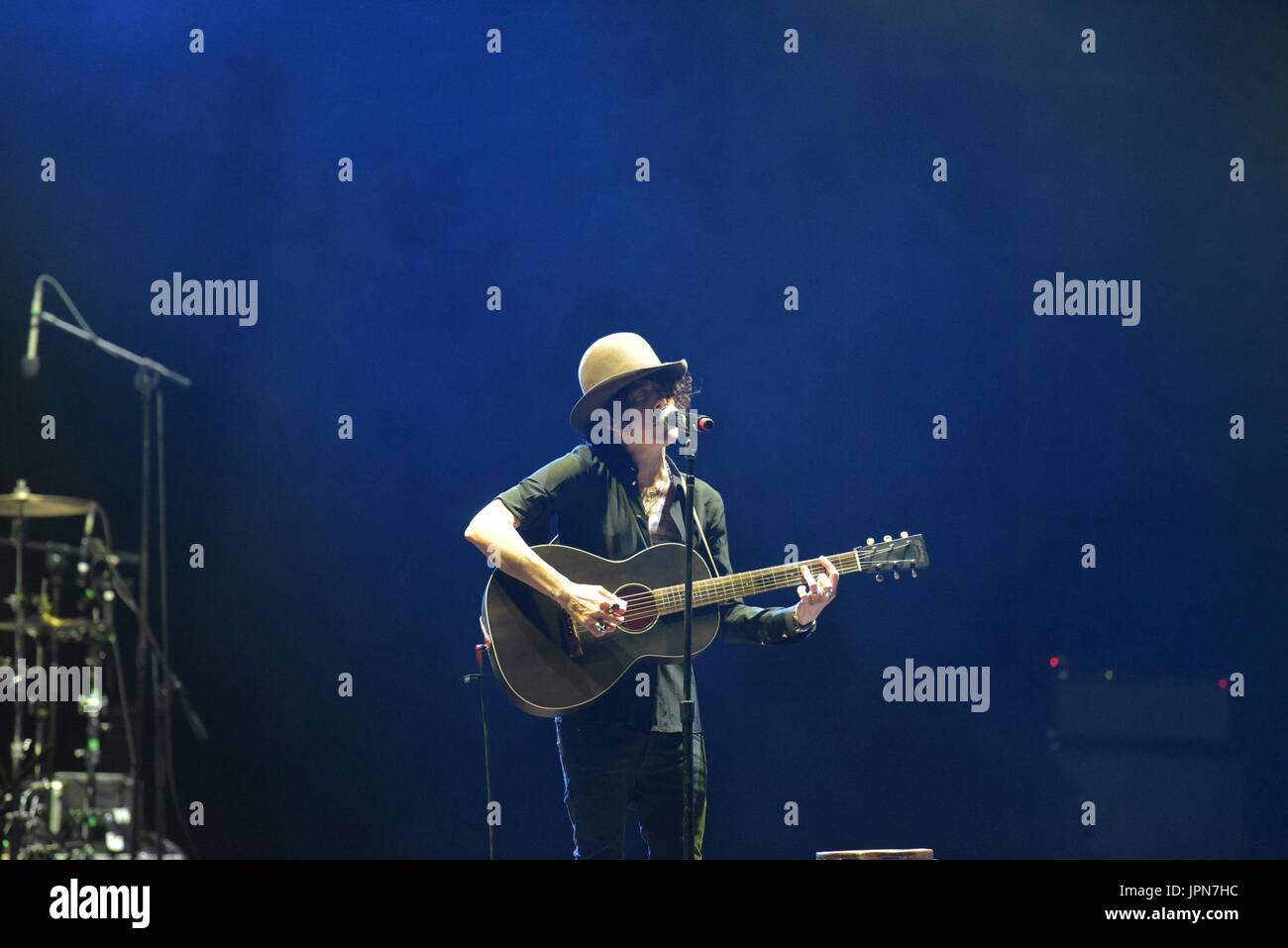 Napoli, Italia. 01 Ago, 2017. Il cantante e cantautore Laura Pergolizzi (LP) performing live sul palco dell'Arena Flegrea di Napoli. Credito: Paola Visone/Pacific Press/Alamy Live News Foto Stock