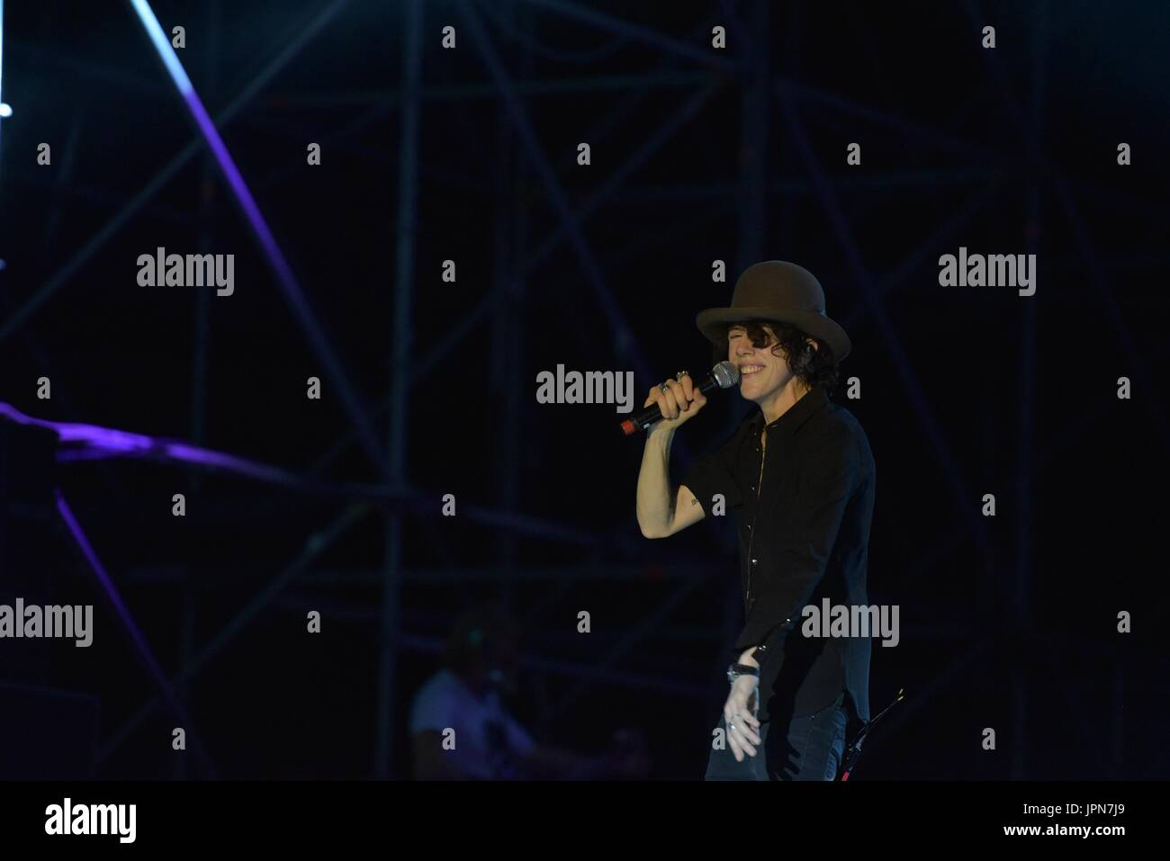 Napoli, Italia. 01 Ago, 2017. Il cantante e cantautore Laura Pergolizzi (LP) performing live sul palco dell'Arena Flegrea di Napoli. Credito: Paola Visone/Pacific Press/Alamy Live News Foto Stock