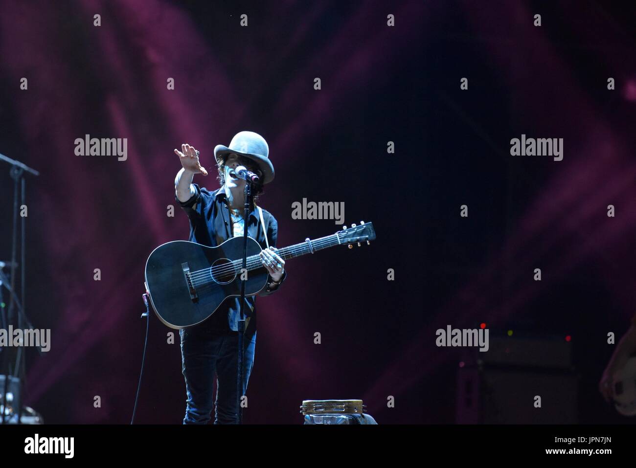 Napoli, Italia. 01 Ago, 2017. Il cantante e cantautore Laura Pergolizzi (LP) performing live sul palco dell'Arena Flegrea di Napoli. Credito: Paola Visone/Pacific Press/Alamy Live News Foto Stock