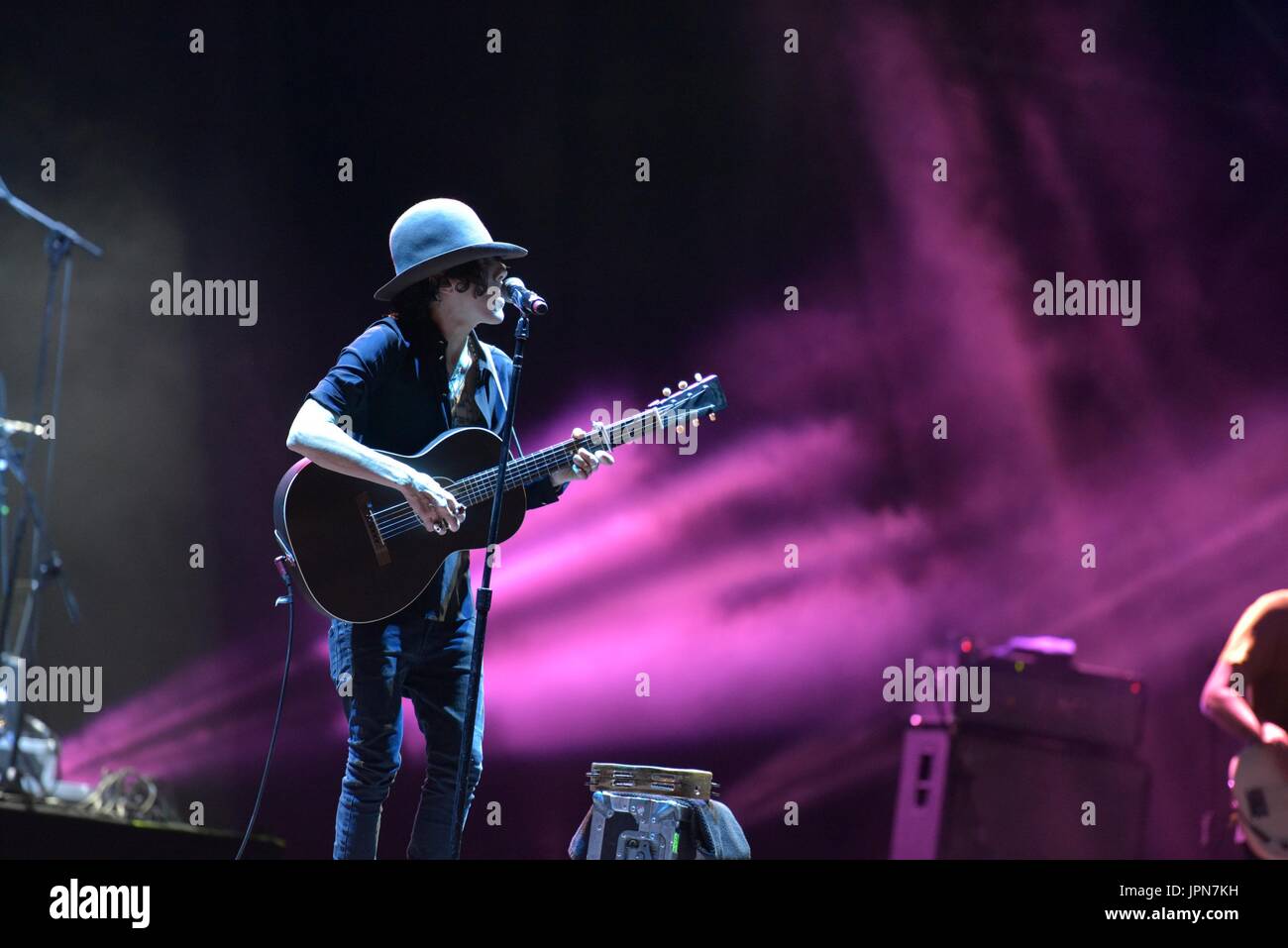 Napoli, Italia. 01 Ago, 2017. Il cantante e cantautore Laura Pergolizzi (LP) performing live sul palco dell'Arena Flegrea di Napoli. Credito: Paola Visone/Pacific Press/Alamy Live News Foto Stock