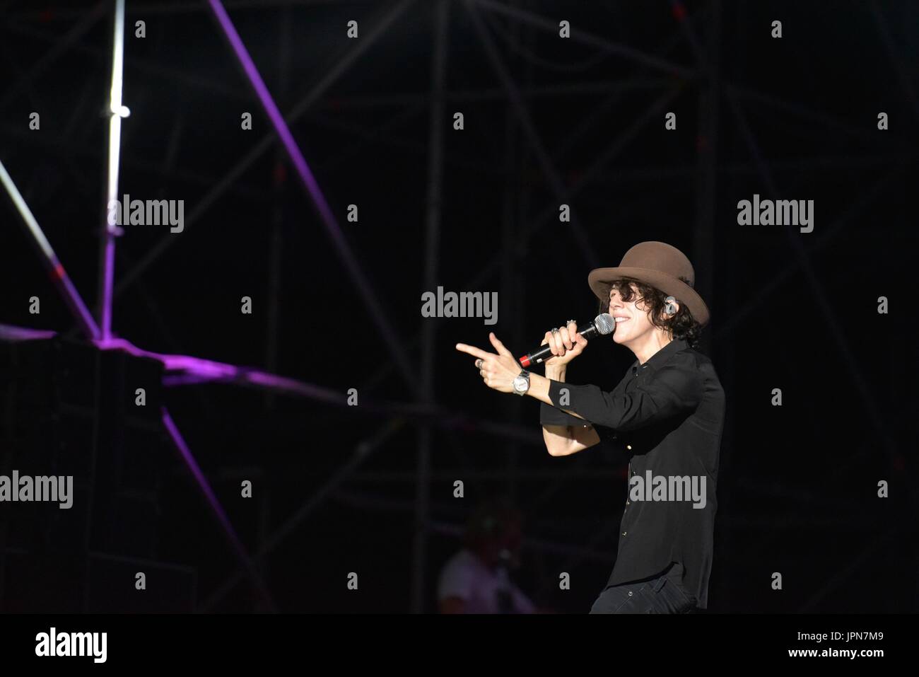 Napoli, Italia. 01 Ago, 2017. Il cantante e cantautore Laura Pergolizzi (LP) performing live sul palco dell'Arena Flegrea di Napoli. Credito: Paola Visone/Pacific Press/Alamy Live News Foto Stock