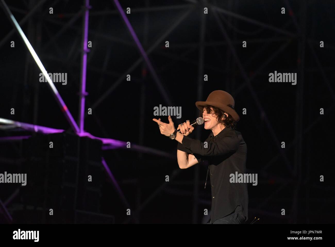 Napoli, Italia. 01 Ago, 2017. Il cantante e cantautore Laura Pergolizzi (LP) performing live sul palco dell'Arena Flegrea di Napoli. Credito: Paola Visone/Pacific Press/Alamy Live News Foto Stock