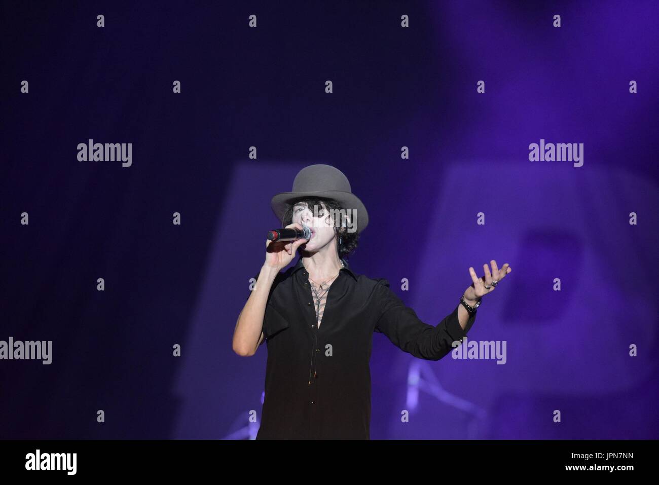 Napoli, Italia. 01 Ago, 2017. Il cantante e cantautore Laura Pergolizzi (LP) performing live sul palco dell'Arena Flegrea di Napoli. Credito: Paola Visone/Pacific Press/Alamy Live News Foto Stock